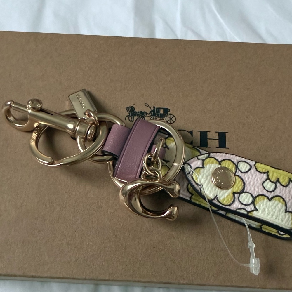 🆕 COACH Trigger Snap Bag Charm Blossom Print Pebble Leather with gold hardware